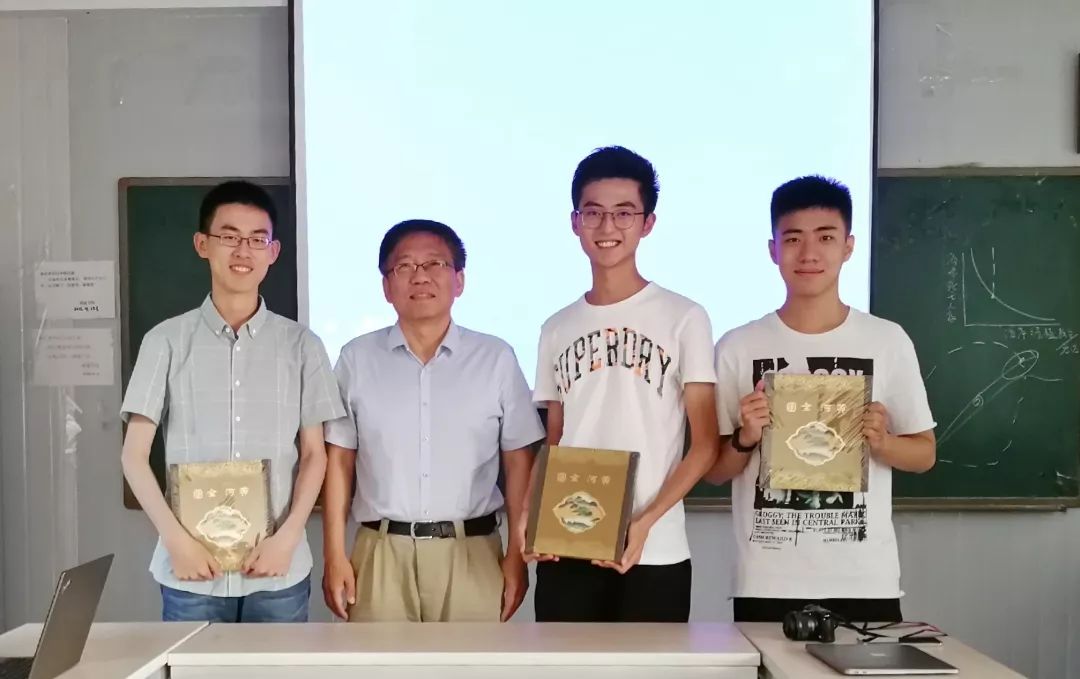 王民教授与去年获奖的三位同学合影（从左向右依次是张浩然、张翰林、隋兆旭）.jpg