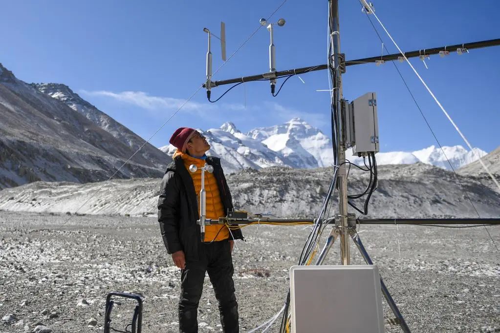 5月3日，在珠峰登山大本营，科研人员检查臭氧通量装置运行情况。.jpg