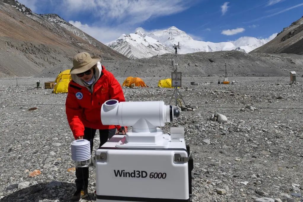 5月2日，在珠峰登山大本营，科研人员检查测风雷达。.jpg