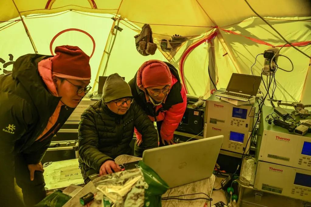 　5月3日，在珠峰登山大本营，科研人员查看大气数据。.jpg